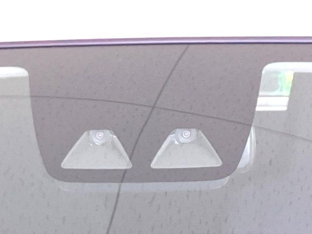 【スマートアシスト】走行中に前方の車両等を認識し、衝突しそうな時は警報とブレーキで衝突回避と被害軽減をアシスト。より安全にドライブをお楽しみいただけます。