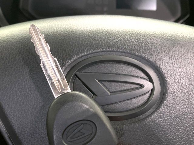 【キーレス】少し離れた場所からでもボタン一つでドアの開錠・施錠ができるのでとっても便利！ドアの鍵穴周りに傷をつけることもありません♪