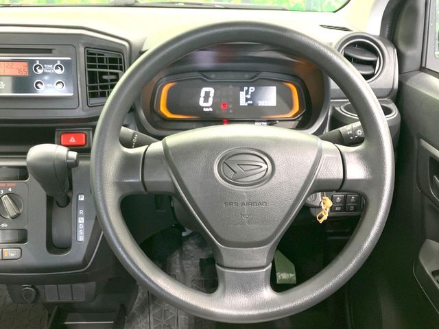 インテリアに合わせたデザインのステアリングは、運転される方のことも考え、運転しやすい形状、大きさです。是非一度、実際に触ってお確かめください。