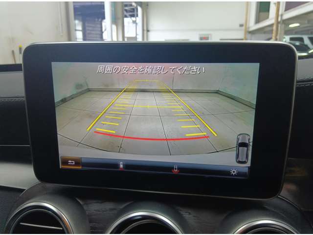 パークトロニックセンサーと舵角センサー付きの純正バックカメラは非常に使い勝手が良く、駐車も安心して行う事が出来ます。