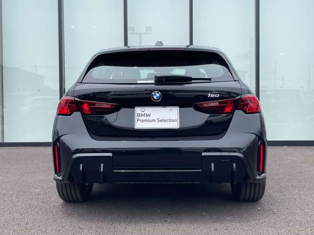 ご納車前には、BMWを熟知したメカニックによる100項目の点検・整備を行います。不具合箇所、交換時期に達している部品に関しましては、全て当社負担で交換してからのご納車となります。
