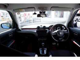 運転席、助手席になります。座った感じはこんなイメージになります。視界良好♪