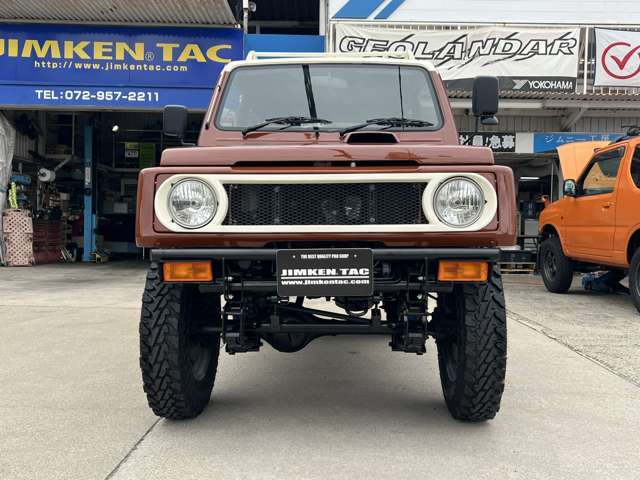 ジムニーのカスタム車はその実力も去る事ながら、どこに行っても注目の的になるカッコ良さです！公認車両を含めて車検に対応しております。詳しくはスタッフにお尋ねください！