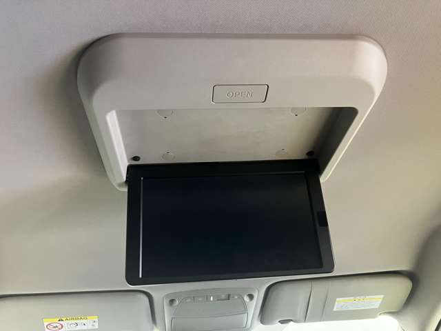 フリップダウンモニタ-が付いて後部座席に座っている人がテレビやDVDを走行中に楽しめます、お子様が長時間退屈しないでドライブを楽しめます！！