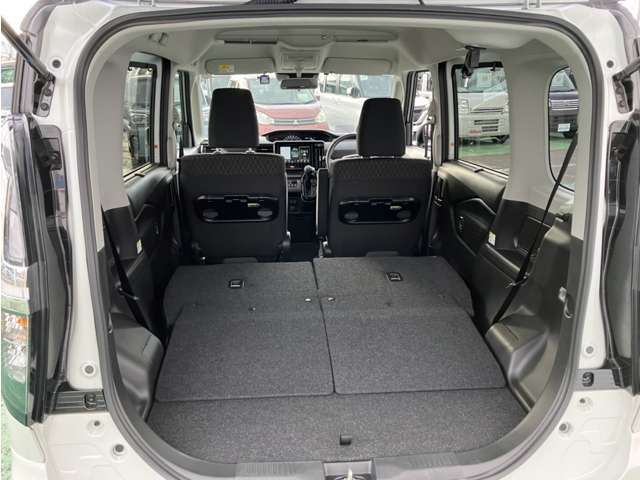 後席を倒すとラゲッジスペースが広がります！