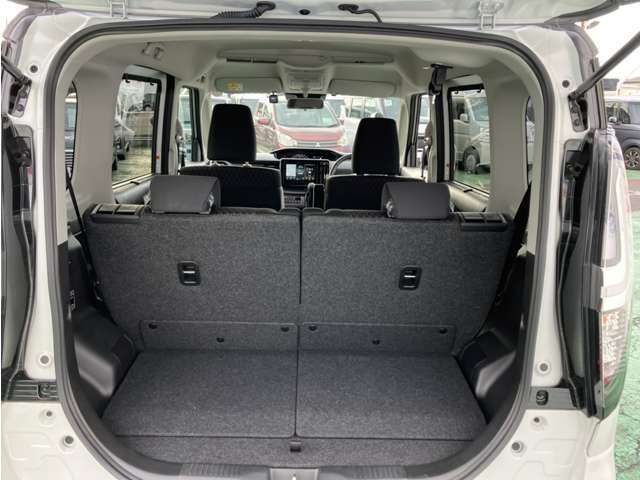 大きな荷室でセカンドシートを倒さなくても十分な容量です