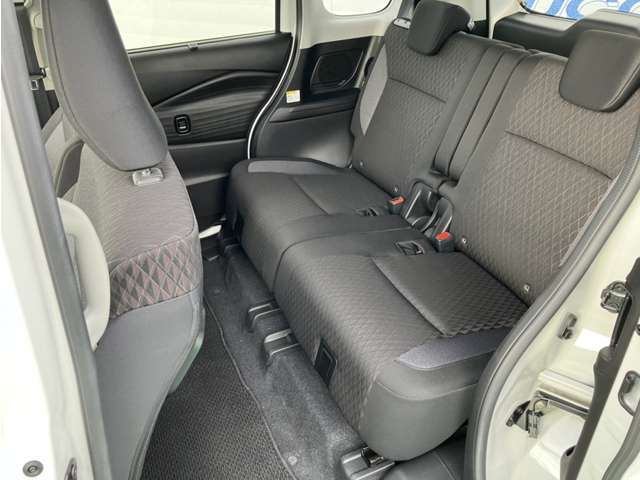 後部座席も気になるようなキズ・汚れやへたり等、大きなダメージはなく、良好な状態です。