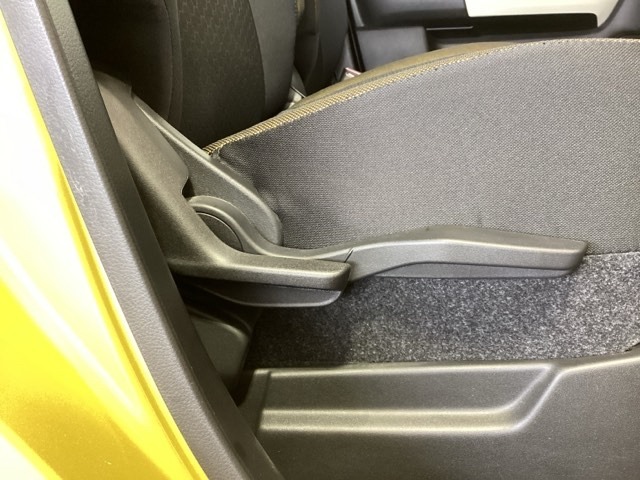 シートハイトアジャスターが付いているので運転姿勢を調整するのに便利ですね。身長に合ったシートポジションは安全運転や疲労軽減にもつながります。
