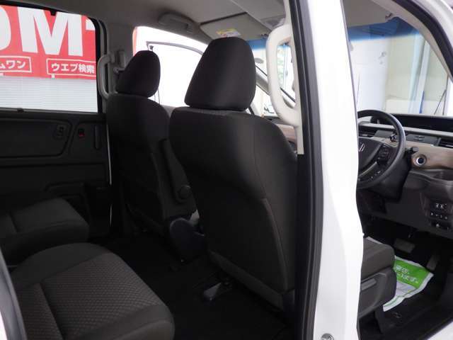 当店では専任のメカニックが大切なお客様のお車を一台一台丁寧に整備いたします。自社認証工場にてリフトアップし下回りまでキッチリ検査いたします。