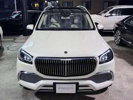 GLSのネーミングは、メルセデスのSUVを意味する「GL」にハイエンドモデルの「S」を組み合わせたものです。