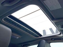 ●サンルーフ：開放感たっぷりの希少装備、サンルーフが装着されています！車内に明かりを取り入れたり景色を楽しむ以外にも、車内の空気も簡単に換気できて快適です！