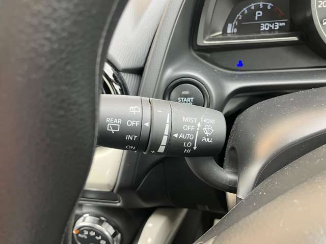 走行中の車が周囲の明るさを検知して、自動的にヘッドライトを点灯/消灯してくれます。
