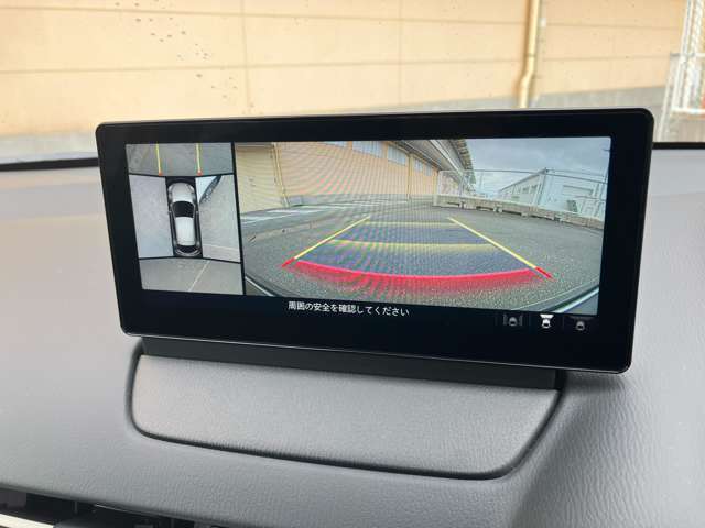 360度ビューカメラを搭載。4方の小型カメラの映像を処理し、車両真上からの映像に変換しています。