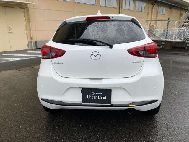 リアビューも一目でMAZDA2とわかる流れの有るデザインです