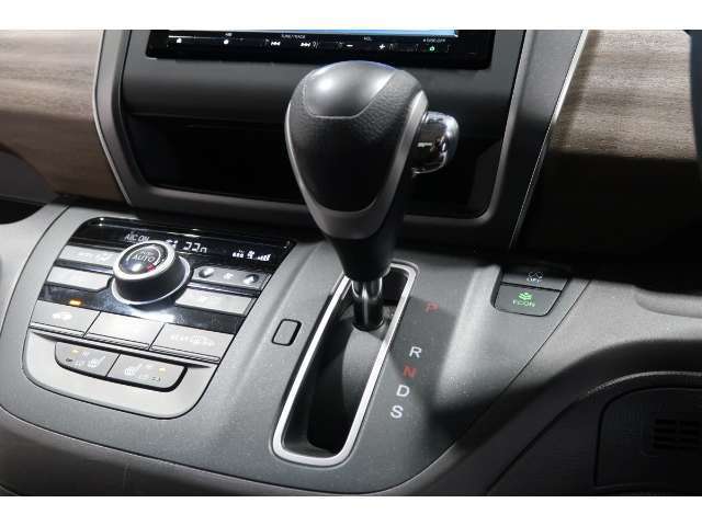 インパネシフトだから視線の移動も少なく足元もスッキリ♪運転席もゆったりしているのでゆとりを持ってドライブできますね！