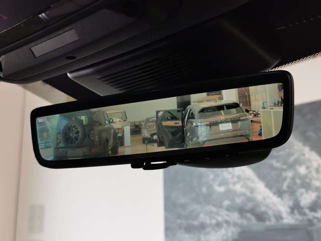 【クリアサイトリアビューモニター OP価格119,000円】が装備され荷室や後席に乗車してリアガラスが見ずらくなってしまった際にもルーフに付いているカメラでモニターに映し出すことが可能です。