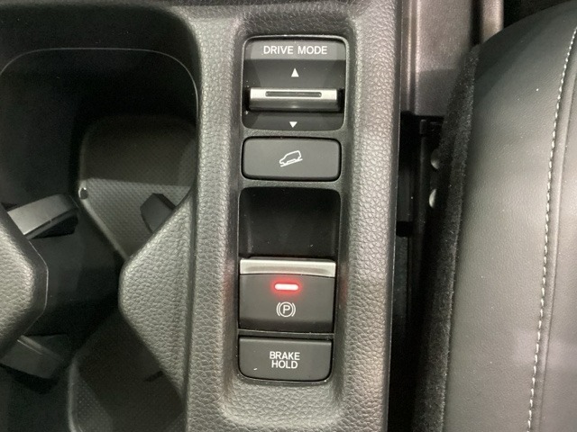 セレクトレバーの下に電子制御パーキングブレーキがあります。スイッチひとつで、停車した地点の傾斜などをシステムが検知・判断してブレーキ力を自動的に最適制御し、しっかり停車できるパーキングシステムです。