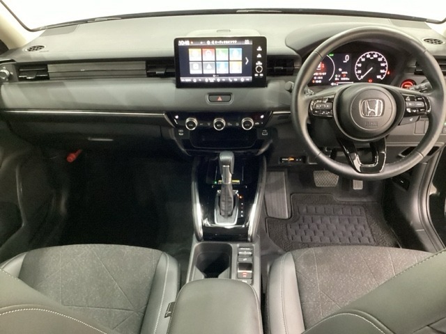 車内は光触媒抗菌消臭施工済です。インパネ周りはスタイリッシュなデザインで機能や装備も充実しています。グローブボックスやカップホルダーのほかにトレーなどたくさんの収納スペースが付いています。