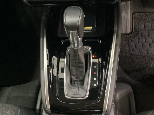 CVT車のセレクトレバーです。低速から高速まで、変速ショックのないスムーズな走りと、エンジン効率のよい領域を維持して燃費にも貢献します。サイドブレーキはスイッチ操作の電子制御パーキングブレーキです。