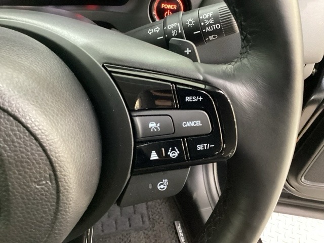 ハンドルにHondaセンシング系のクルーズコントロールやレーンキープアシストなどのスイッチが装備されています。ハンドルから手を離さず安全に操作できます。