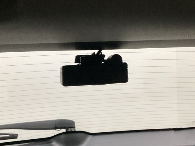後方にもドライブレコーダーのカメラが付いています。前後両方でお車の周りを監視・記録いたします。