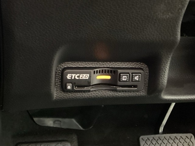 ハンドルの左下にETC2.0がついています。高速道路の料金所の通過も楽々です！。　カードの取り出しもしやすい場所についています。