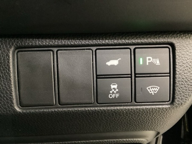 Hondaセンシング用のVSA（ABS＋TCS＋横滑り抑制）解除のメインスイッチなどはハンドルの右側に装備しています。燃