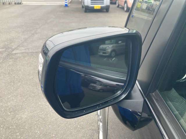＜左前ミラー＞後方の安全確認もバッチリ！車の形に合わせたミラーで見やすさアップ！