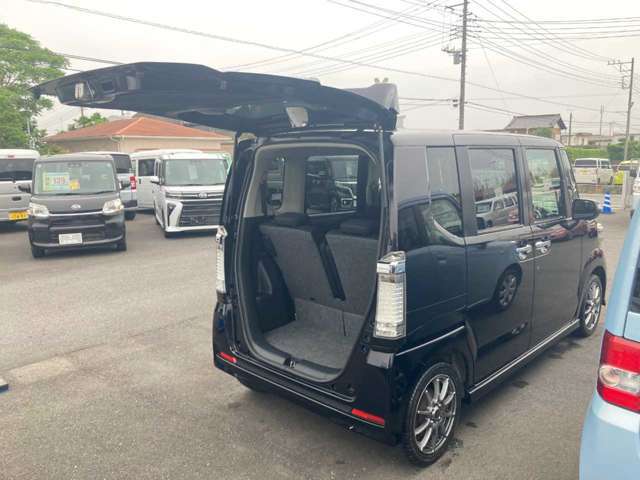 ＜バックドア＞高く跳ね上がるので荷物の出し入れが楽々♪