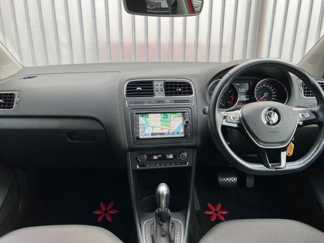 （インパネ周り）スイッチ類の配置はモデルチェンジ後も大きく変えませんのでお乗換えの際、操作にスムースに馴染んで頂けます。10年飽きないデザインと使い勝手を考えるVWならではの発想です。