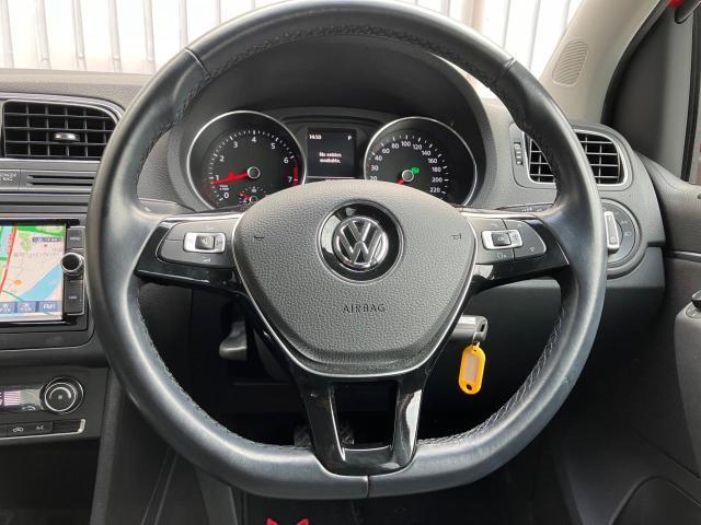 （ステアリングリモコン付）ステアリングリモコン付き本革巻きステアリングです。視線をそらさずにオーディオや燃費表示の操作が可能です。