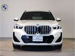 【キドニーグリル】BMWは約90年もの間、ほぼ全ての車両にひと目でBMWだと分かるこの特徴的なフロントグリルが備えられ、デザイン・アイコンとして親しまれてきました。