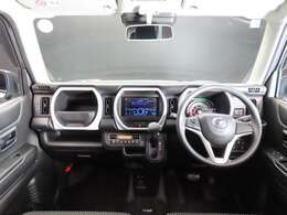 スクエアなボディは、視界も良好です。ガンガンお乗りいただきたいので、ぜひ実際にお座りになってお確かめください。状態も良好ですよ。