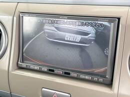 【バックカメラ】駐車時に後方がリアルタイム映像で確認できます。大型商業施設や立体駐車場での駐車時や、夜間のバック時に大活躍！運転スキルに関わらず、今や必須となった装備のひとつです！
