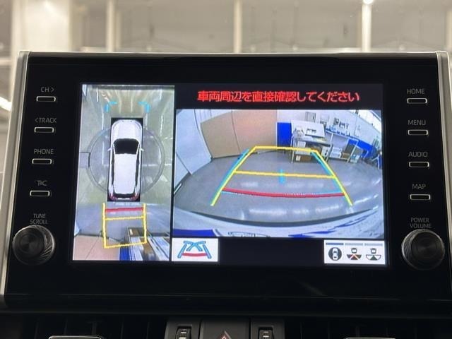 パノラミックビューモニターシステムが付いているので車の上から見た映像が確認できますよ。　一目で車両周辺の情報を確認できますが、直接安全をご確認下さい。