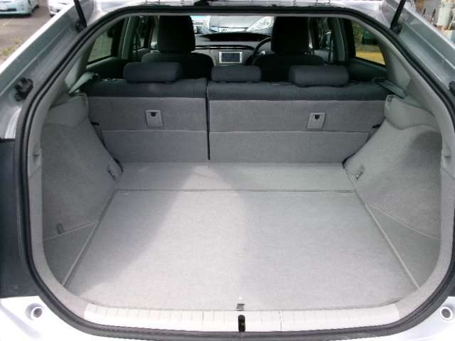 荷室廻り！汚れ・キズ等もなく良好な状態です！5名乗車の際でも十分な積載スペースを確保しております！！