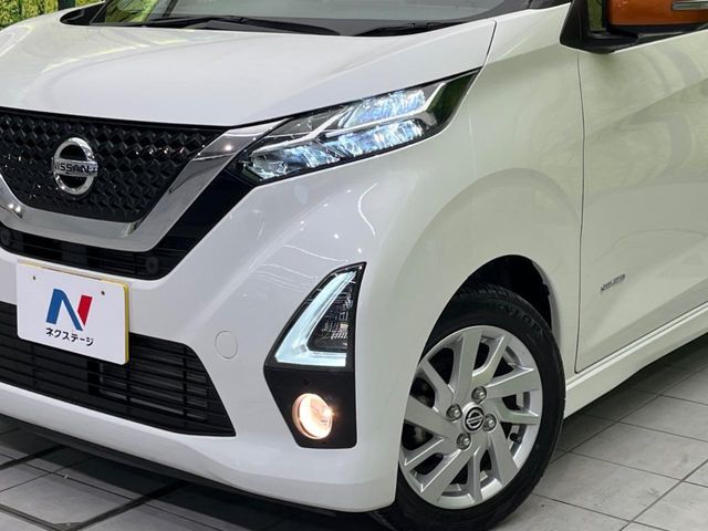 【LEDヘッドライト】悪天候や夜間走行時も良好な視界を確保し安心して運転できる高輝度LEDヘッドライトを装備！点灯速度が早く、消費電力も抑えられています。