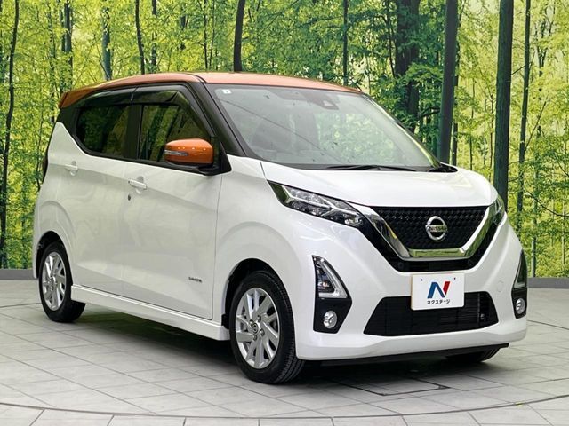 大好評のボディコーティング「弾スプラッシュコート」もご納車までに施工可能。通常のガラスコートと異なる、耐久年数6年の無機質ガラスコーティングが、ボディをキレイな状態に保ってくれます。