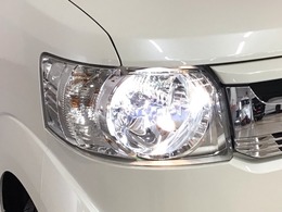 【LEDヘッドライト】大光量で夜道や雨の日の安心感を高めるLEDヘッドライト。周囲の明るさに応じて自動点灯・消灯/ライトの消し忘れも防げるオートライトコントロール付！