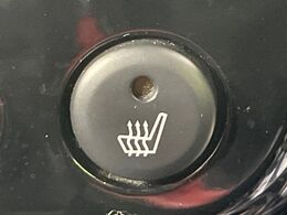 【シートヒーター】寒い日に重宝するシートヒーター！エアコンより早く温まってくれるので寒がりの人も安心ですね♪エアコンの温風は乾燥するから苦手、という方にもをおすすめです。