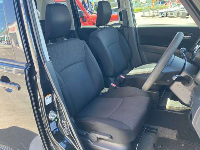 【運転席・助手席】ゆったり、ひろびろの車内スペース。一人一人の空間に余裕があります。