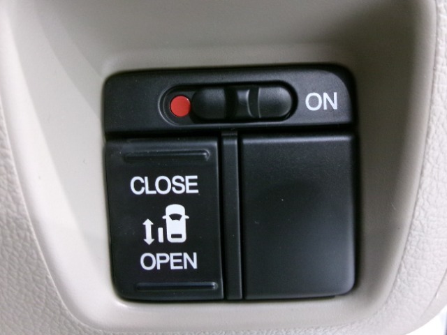 【パワースライドドア】助手席側がパワースライドドアになっており、運転席のスイッチやスマートキーでも開閉が可能です！開口部も広いので乗り降りも楽々♪