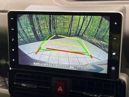 【バックカメラ】駐車時に後方がリアルタイム映像で確認できます。大型商業施設や立体駐車場での駐車時や、夜間のバック時に大活躍！運転スキルに関わらず、今や必須となった装備のひとつです！