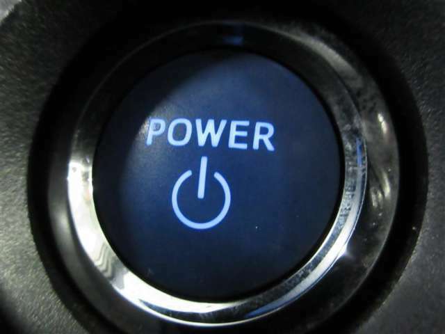スマートキーシステムはキーをお持ちの方を車がオーナーと判断し、ドアロックの開閉もタッチ＆握るだけ。エンジンスタートはブレーキを踏んでスタートボタンを押すだけ。