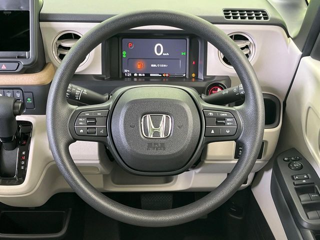 インテリアに合わせたデザインのステアリングは、運転される方のことも考え、運転しやすい形状、大きさです。是非一度、実際に触ってお確かめください。