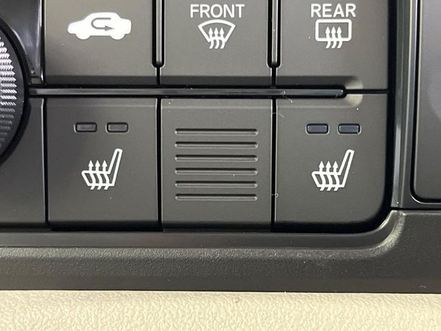 【シートヒーター】寒い日に重宝するシートヒーター！エアコンより早く温まってくれるので寒がりの人も安心ですね♪エアコンの温風は乾燥するから苦手、という方にもをおすすめです。