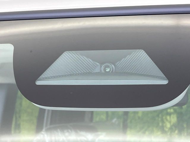 【ホンダセンシング】走行中に前方の車両等を認識し、衝突しそうな時は警報とブレーキで衝突回避と被害軽減をアシスト。より安全にドライブをお楽しみいただけます。