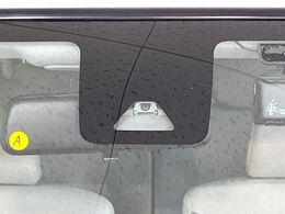 【スマートアシスト】走行中に前方の車両等を認識し、衝突しそうな時は警報とブレーキで衝突回避と被害軽減をアシスト。より安全にドライブをお楽しみいただけます。