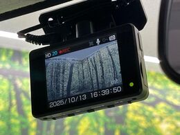 【ドライブレコーダー】安心・安全なカーライフに必須のドライブレコーダーを装備！走行中はもちろん、あおり運転や事故に遭遇した際の状況も映像で記録し、万一のリスクに備えます。