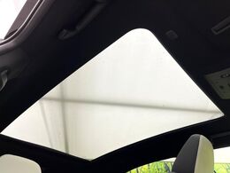 【ガラスルーフ】ガラスルーフ搭載で車内の解放感が一気にアップ！開放的なドライブをお楽しみいただけます。